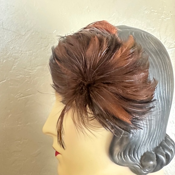 FESTIVE 1950s\' BROWN/WHITE/RUST FEATHER COCKTAIL HAT main image 7